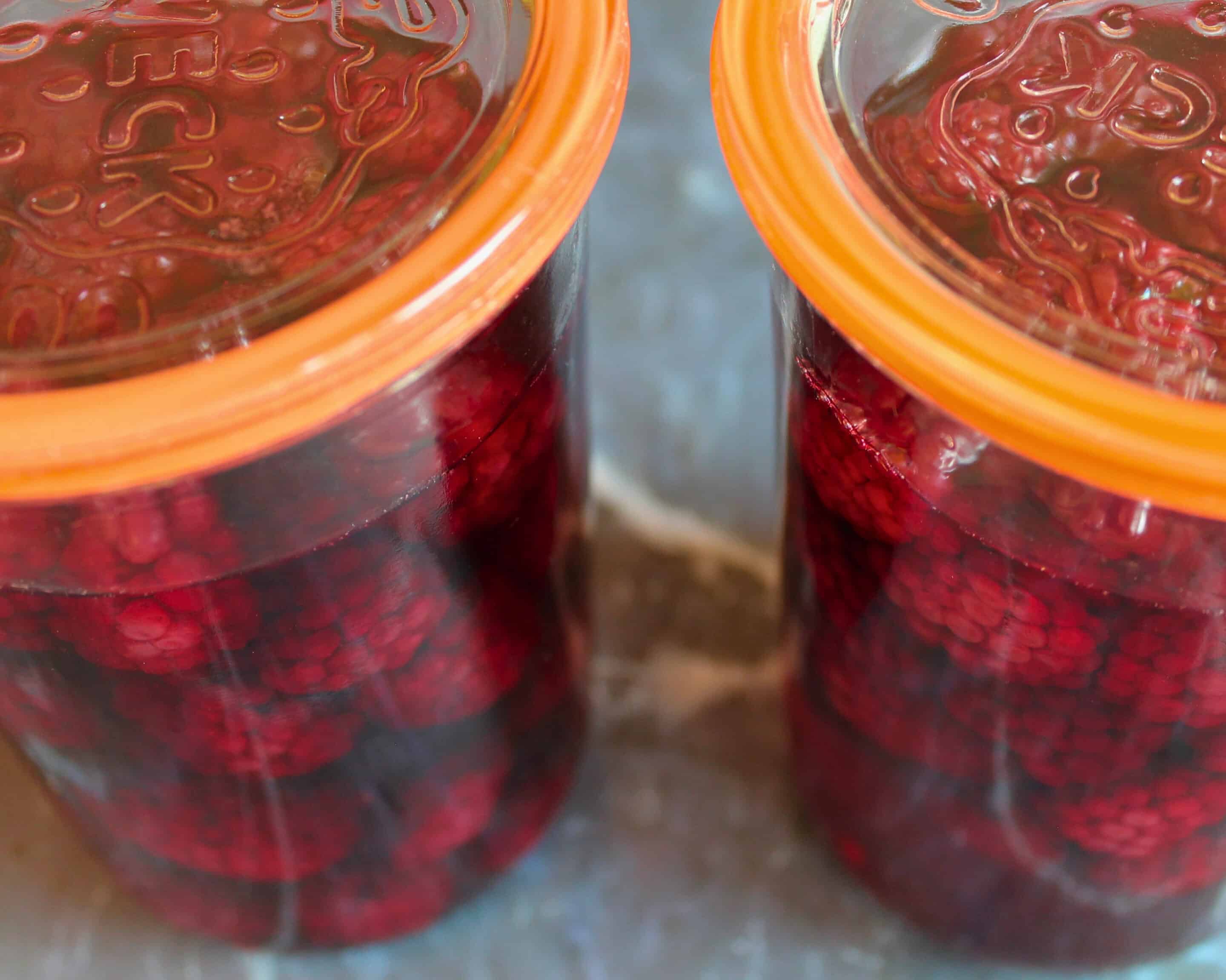 Zwei fertig eingekochte Weckgläser mit Brombeeren