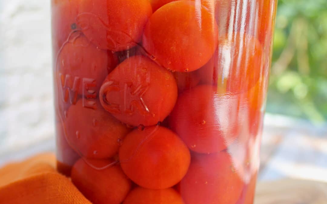 Fermentierte Cocktailtomaten in Salzlake im Weckglas, dicht geschichtet und vollständig bedeckt