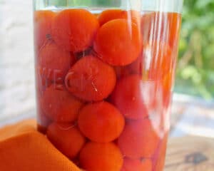 Fermentierte Cocktailtomaten in Salzlake im Weckglas, dicht geschichtet und vollständig bedeckt