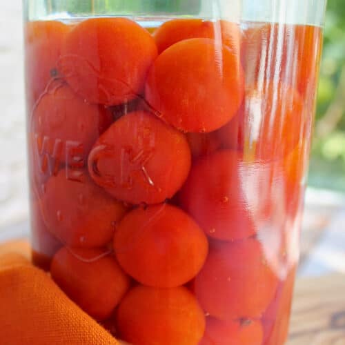 Fermentierte Cocktailtomaten in Salzlake im Weckglas, dicht geschichtet und vollständig bedeckt